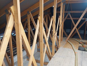 Zateplení stropu novostavby bungalovu pomocí foukané izolace